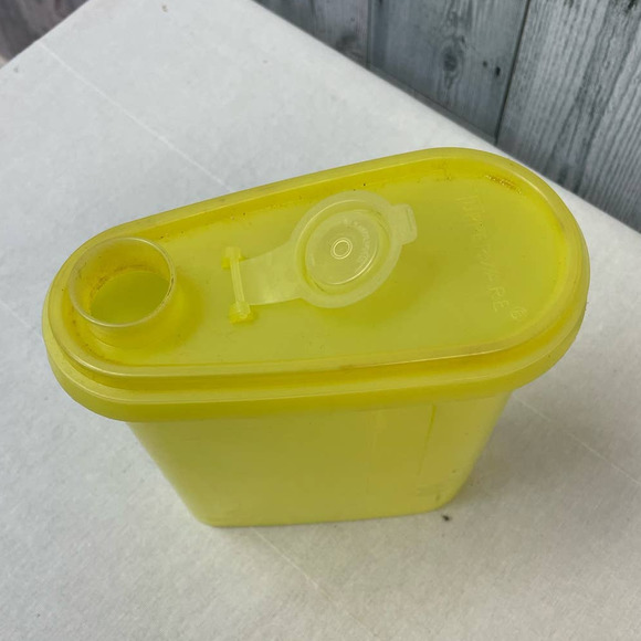 Vintage Tupperware Yellow Store N Pour 32oz Pourable Container Lid Pitcher - Picture 5 of 5